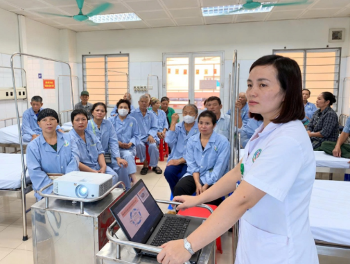 TRUYỀN THÔNG GIÁO DỤC SỨC KHỎE TẠI KHOA HÓA TRỊ LIỆU: NÂNG CAO KIẾN THỨC, CHĂM SÓC TOÀN DIỆN NGƯỜI BỆNH UNG THƯ TRUYỀN THÔNG GIÁO DỤC SỨC KHỎE TẠI KHOA HÓA TRỊ LIỆU: NÂNG CAO KIẾN THỨC, CHĂM SÓC TOÀN DIỆN NGƯỜI BỆNH UNG THƯ